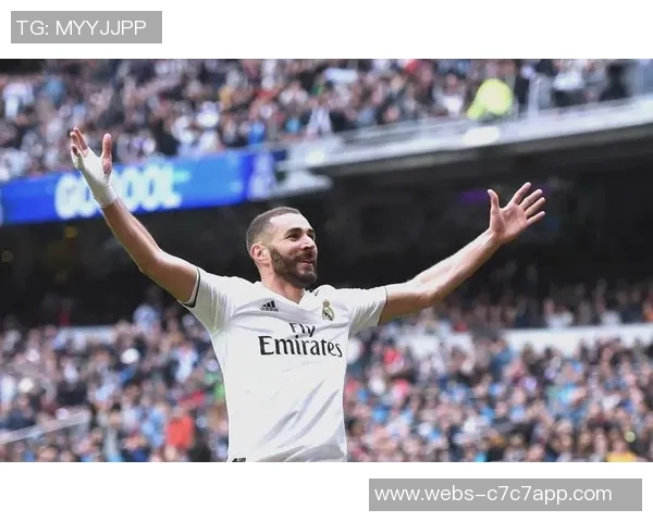 本泽马的传奇之路：从青涩小将到世界足坛巨星的蜕变与辉煌